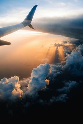 Blick aus Flugzeug auf Flügel