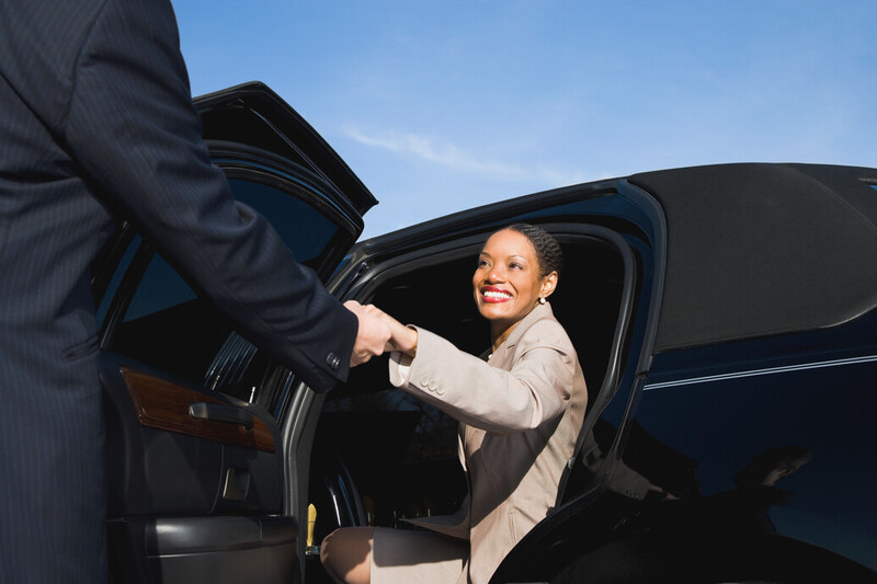 Managerin steigt aus Auto