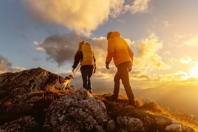 Bergsteiger mit Gegenlicht