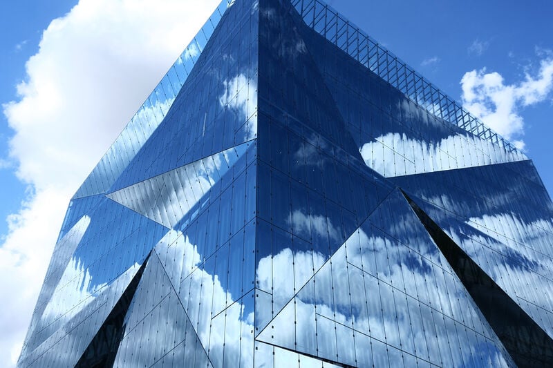 Businessgebäude mit Wolken, die sich darin spiegeln